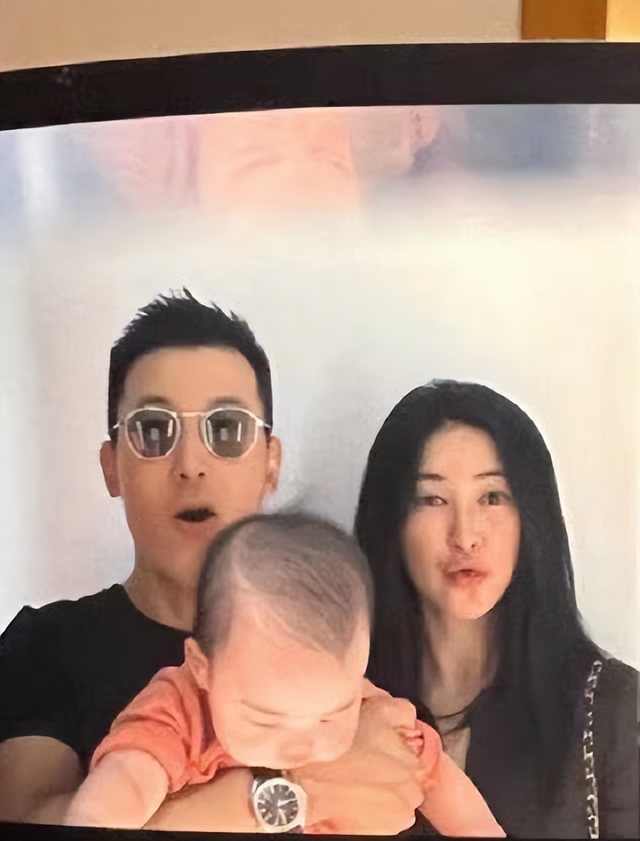 朱珠老公王昀佳晒全家福,素颜出镜亲吻宝宝,孩子正面照首次曝光