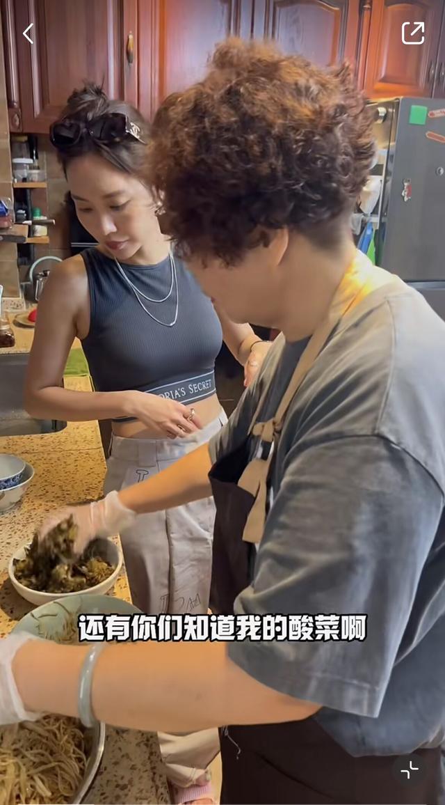 36岁女星带男星回老家!家宴朴实,作风接地气,父母农村建房养老