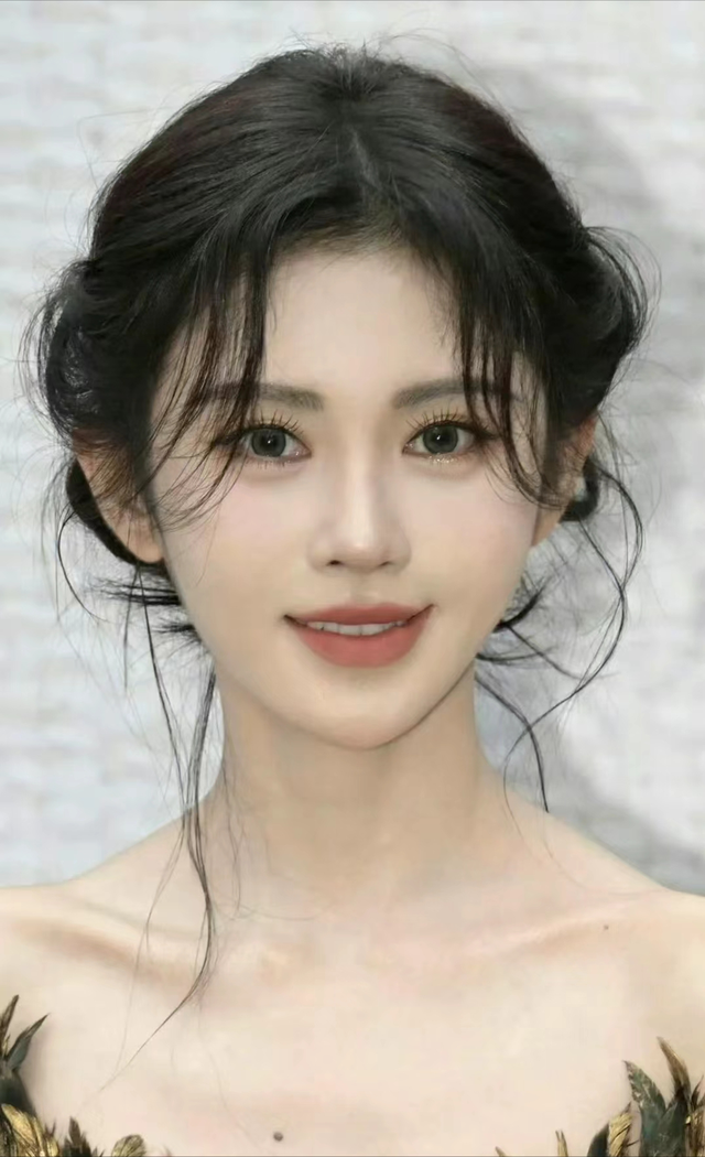 这一夜,鞠婧祎堪比“换脸”,胡连馨险些走光,程潇身材丰满