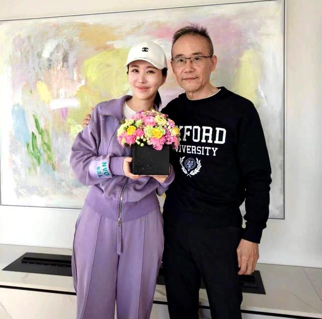 73岁王石陪4岁女儿玩,弄得满身满脸贴纸,商界大佬形象都不顾了