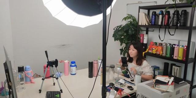 吃吃东西拉拉家常,就能月入过万?姐妹花记者探秘淘宝主播的直播间生活