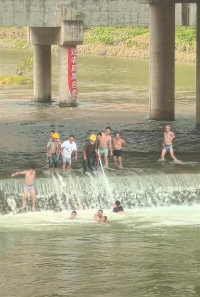 成都大邑两孩子玩耍时不慎落入滚水坝,多人接力跳河营救