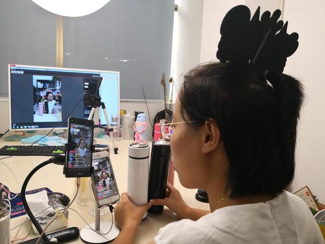 吃吃东西拉拉家常,就能月入过万?姐妹花记者探秘淘宝主播的直播间生活