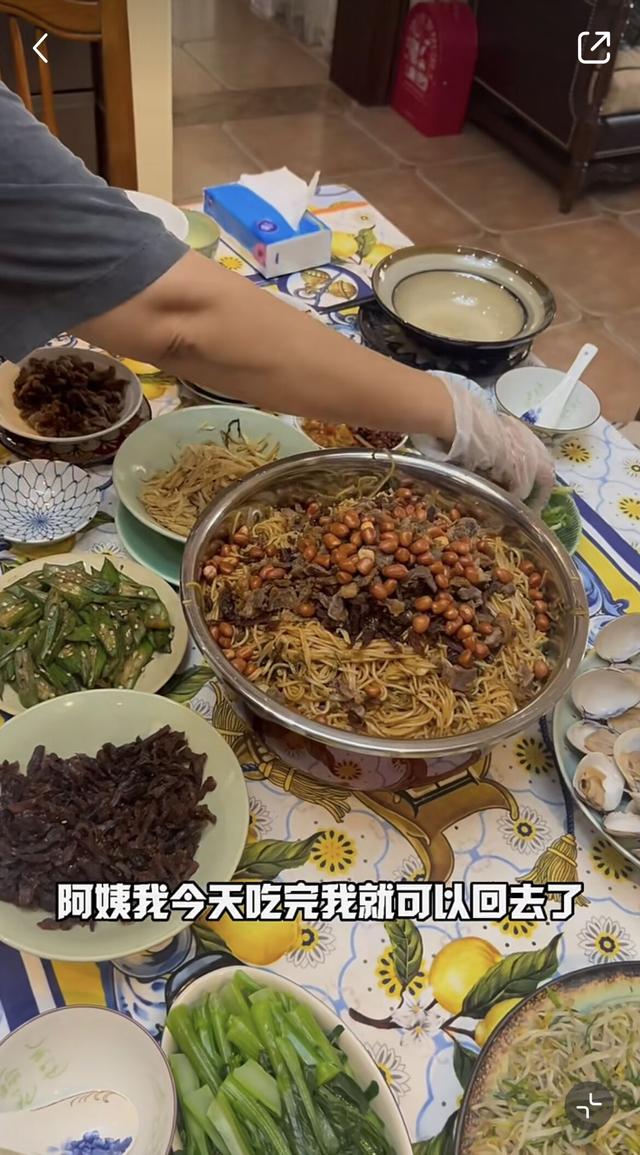 36岁女星带男星回老家!家宴朴实,作风接地气,父母农村建房养老