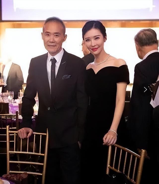 73岁王石陪4岁女儿玩,弄得满身满脸贴纸,商界大佬形象都不顾了