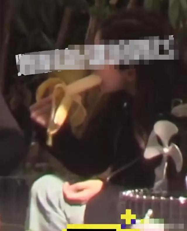 baby带娃现身聚会,素颜暴露真实颜值,皮肤黝黑靠全身涂粉增白