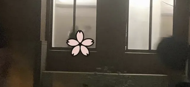 广东高校一对情侣在厕所寻找激情,结果惹众人围观,男生翻窗逃跑
