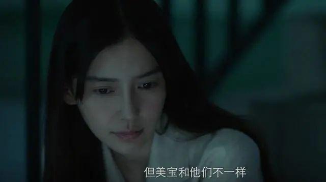 baby带娃现身聚会,素颜暴露真实颜值,皮肤黝黑靠全身涂粉增白
