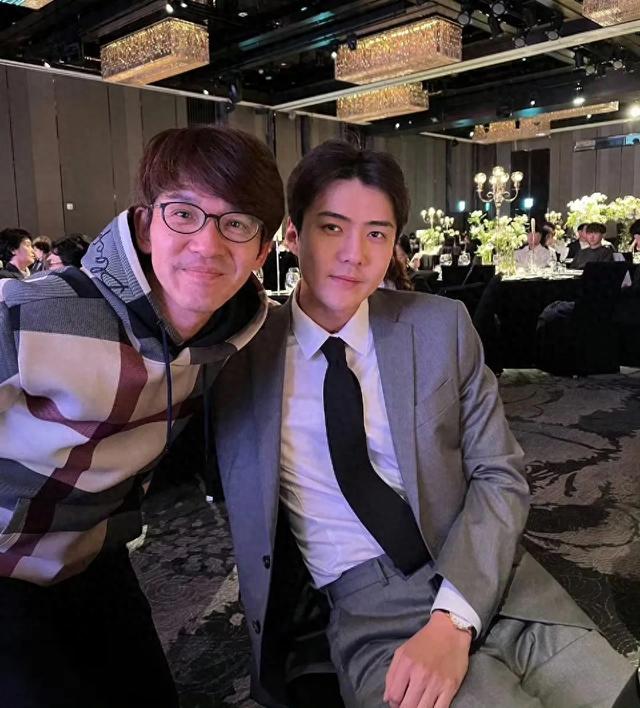 吴世勋入伍后首亮相婚礼,粉丝翘首以盼其退伍回归