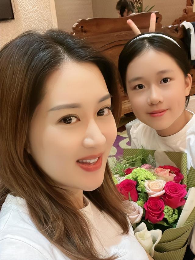 40岁的广州演员黄晓华,戏里嫁给了作家,现实中她已经结婚多年
