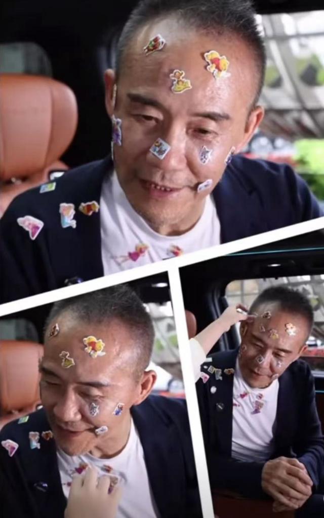 73岁王石陪4岁女儿玩,弄得满身满脸贴纸,商界大佬形象都不顾了