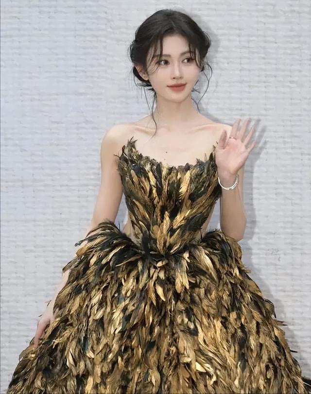 这一夜,鞠婧祎堪比“换脸”,胡连馨险些走光,程潇身材丰满