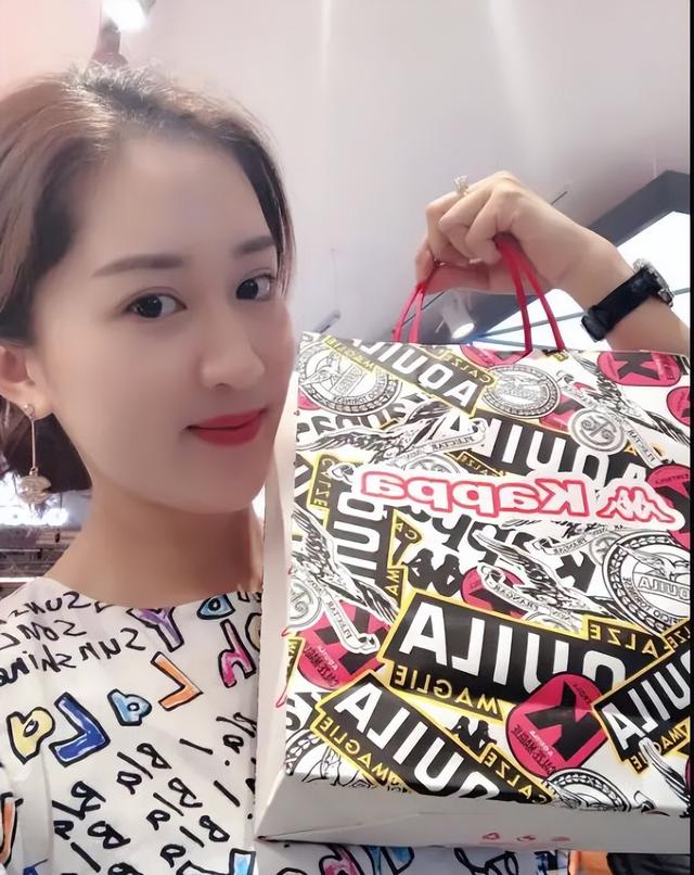40岁的广州演员黄晓华,戏里嫁给了作家,现实中她已经结婚多年