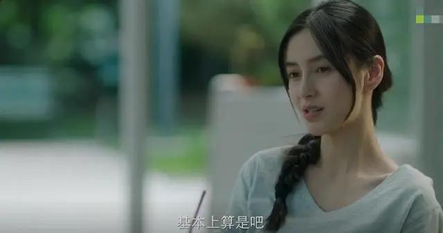 baby带娃现身聚会,素颜暴露真实颜值,皮肤黝黑靠全身涂粉增白
