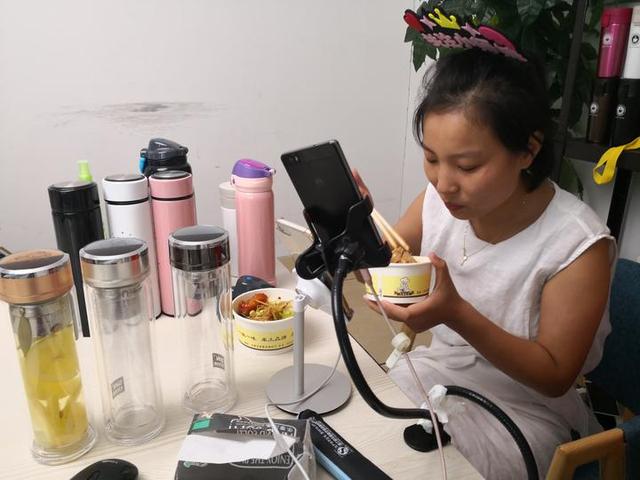吃吃东西拉拉家常,就能月入过万?姐妹花记者探秘淘宝主播的直播间生活