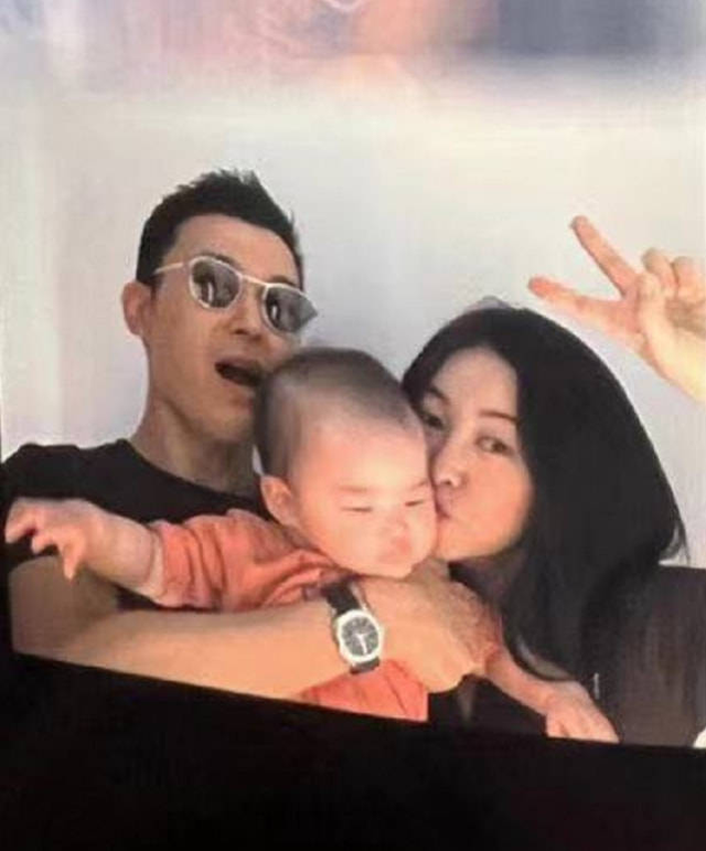 朱珠老公王昀佳晒全家福,素颜出镜亲吻宝宝,孩子正面照首次曝光