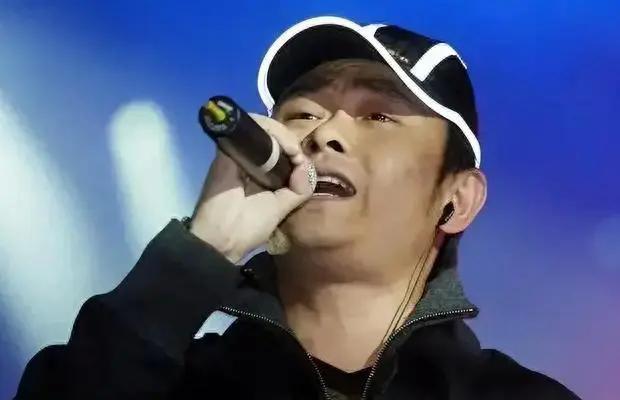刀郎名字的由来，他总是戴着帽子，藏着一个惊天秘密！让人心疼