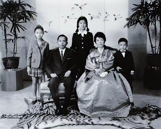 一张泳装照揭开朴槿惠青葱岁月,15岁的她竟如此迷人!