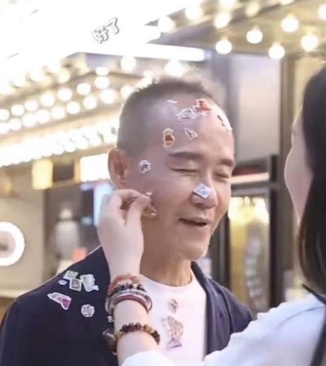 73岁王石陪4岁女儿玩,弄得满身满脸贴纸,商界大佬形象都不顾了
