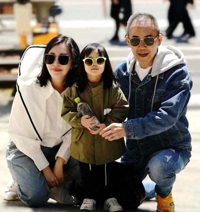 73岁王石陪4岁女儿玩,弄得满身满脸贴纸,商界大佬形象都不顾了