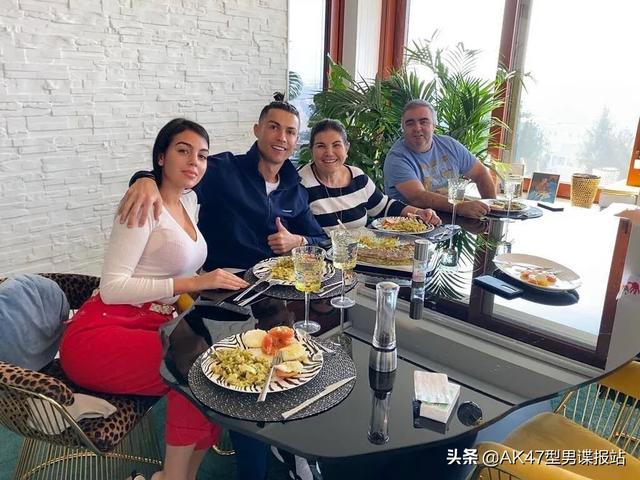 李小龙眼镜蛇般的背阔肌,无数人争相模仿,至今只有2人做到了
