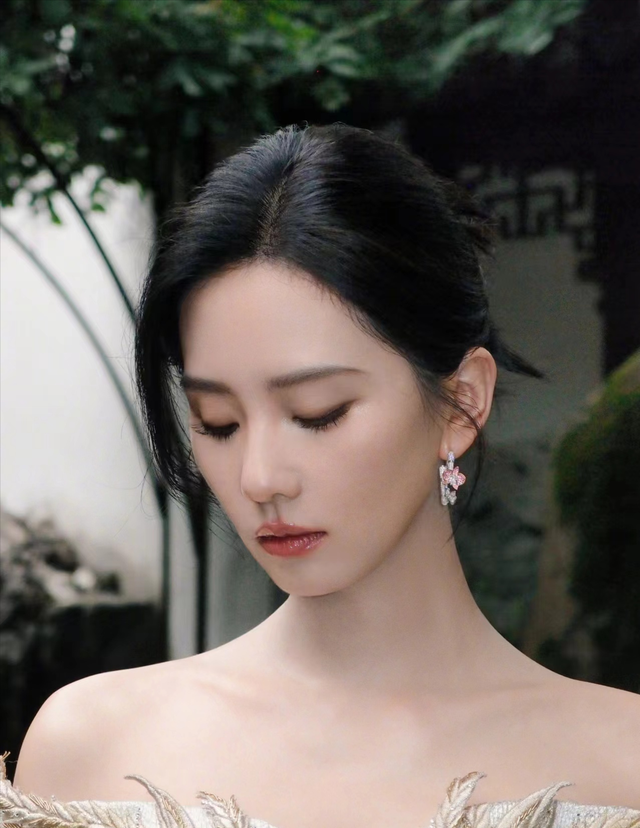 这一夜,鞠婧祎堪比“换脸”,胡连馨险些走光,程潇身材丰满