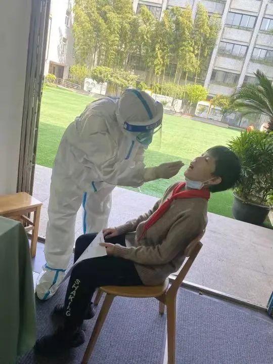 “谢谢叔叔!”“不用客气!我是你爸!”