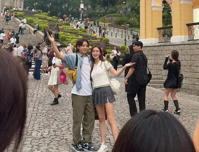 韩星李多海带老公澳门旅游,夫妻相处好甜蜜,女方长腿抢镜似少女