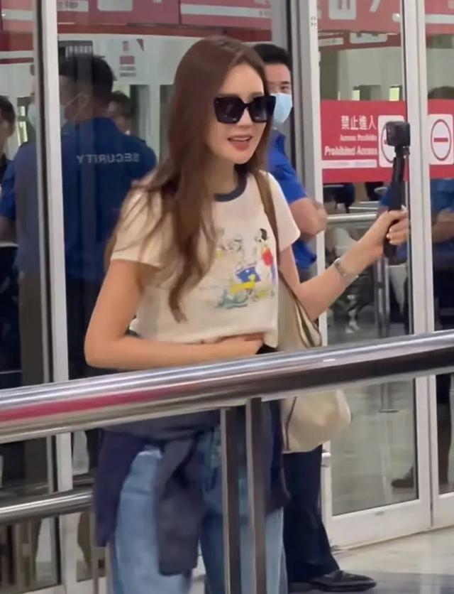 韩星李多海带老公澳门旅游,夫妻相处好甜蜜,女方长腿抢镜似少女