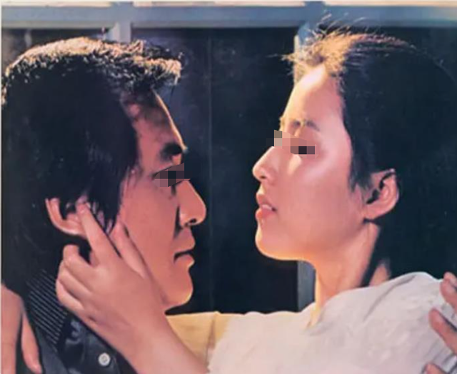 广东高校一对情侣在厕所寻找激情,结果惹众人围观,男生翻窗逃跑