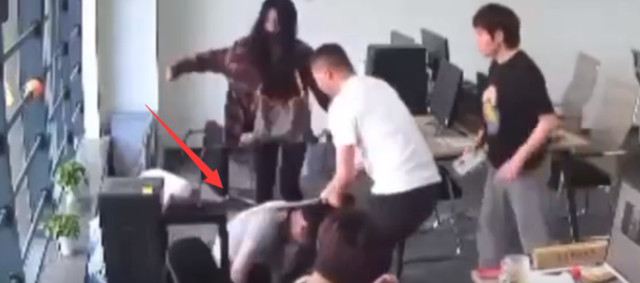 女子当小三被暴打扒掉衣服后续:知情人曝内幕,原配刚生完小孩