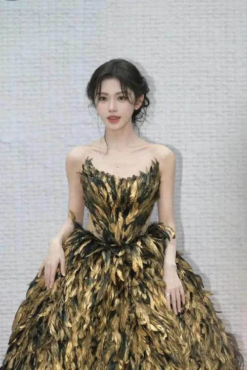 这一夜,鞠婧祎堪比“换脸”,胡连馨险些走光,程潇身材丰满