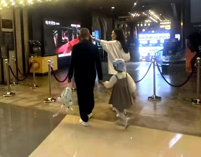 73岁王石陪4岁女儿玩,弄得满身满脸贴纸,商界大佬形象都不顾了