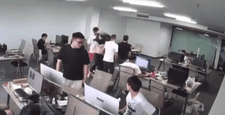 女子当小三被暴打扒掉衣服后续:知情人曝内幕,原配刚生完小孩