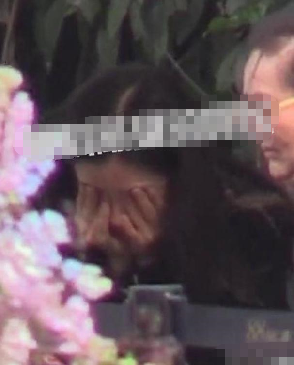 baby带娃现身聚会,素颜暴露真实颜值,皮肤黝黑靠全身涂粉增白