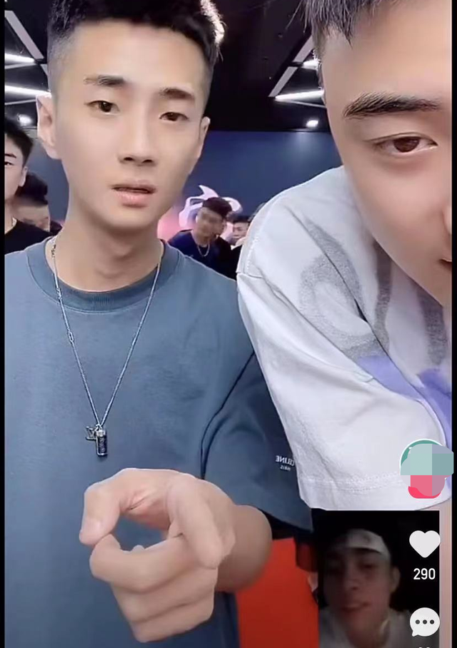 帅气网红自曝出车祸,对方酒驾肇事逃逸,头部腿部受伤流血缠绷带