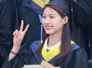 打扮成公主(拍毕业照打扮成“公主”，两名女生抢全班风头，被指责太有心机)