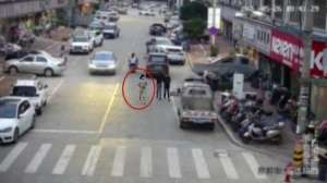 美女裙子掉了(“旗袍美女”女装店偷裙子，被抓后脱去旗袍，店主看傻眼)