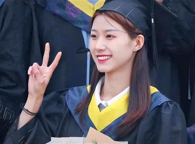 拍毕业照打扮成“公主”,两名女生抢全班风头,被指责太有心机