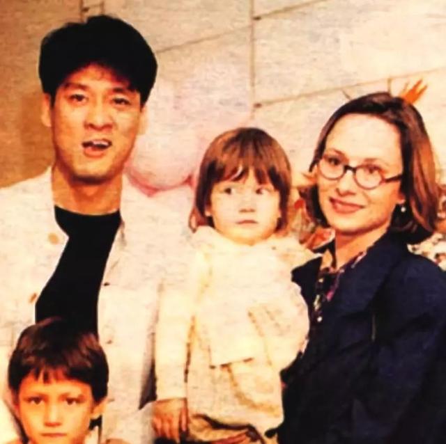 周华健：娶了美国妻子，结婚34年儿女双全，活成了人生赢家