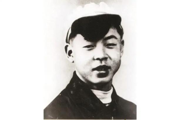 1958年,雷锋在武汉长江大桥留影,那年18岁,慈眉善目,招人喜爱