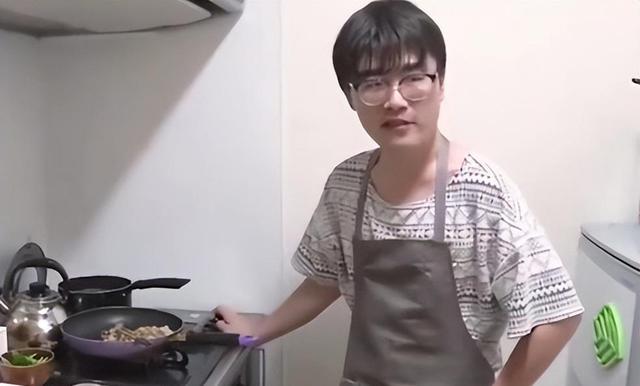 软饭男文君:被7任女友包养多年,生活公开后让人心服口服