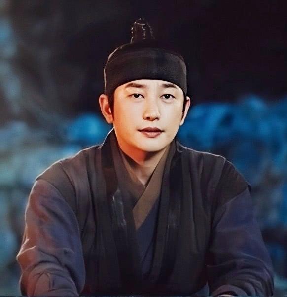 朴施厚新剧创高分,42岁仍保持鲜肉颜值,女主曾和梅根演同一角色