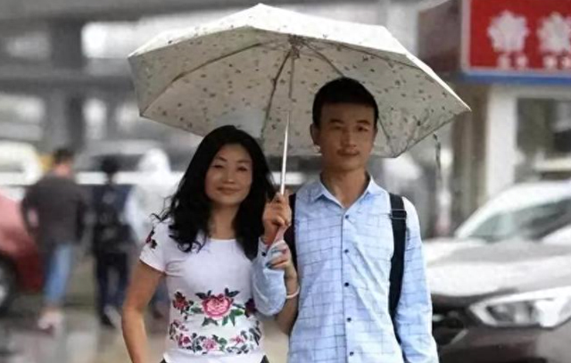 23岁小伙娶46岁大姐,8年丁克生活曝光,如今后悔了吗?