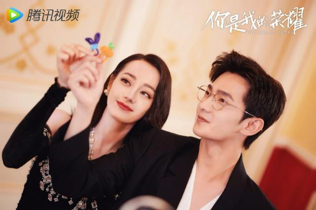 杨洋迪丽热巴迪士尼“约会”《荣耀》将迎大结局