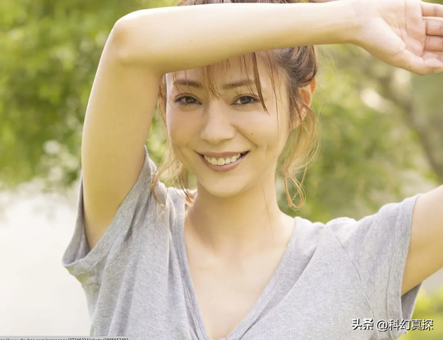 为艺术献身的女星,曾出演假面骑士女主——芳贺优里亚