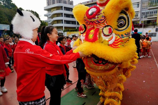 机器狗、哪吒、醒狮齐上阵!广州中小学开学现场“花式整活”→