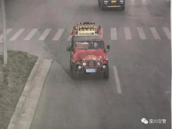 马路惊现“皇家礼炮”?交警扣下后“拆炮”