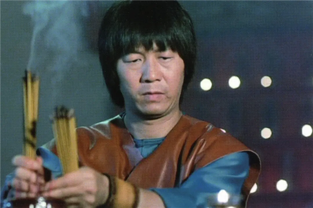 1985年,洪金宝退居幕后,林正英挑大梁,开启了“僵尸片”大时代