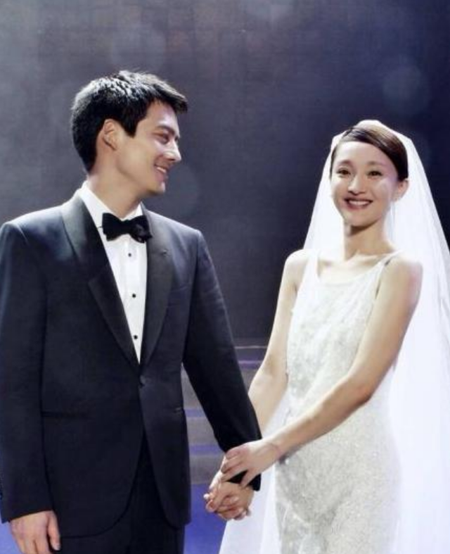 46岁周迅官宣离婚!三字回应六年情,男方新欢已高调晒亲密吻照